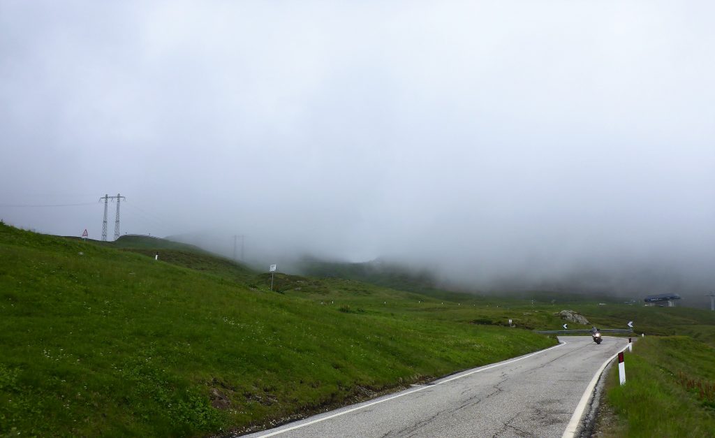 Transalp: Der Jaufenpass im Nebel